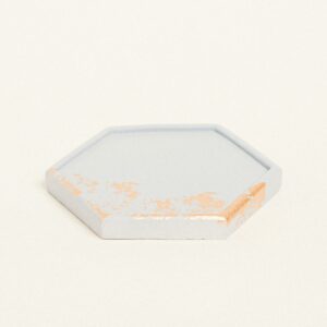 Beauty Home КЕРАМИЧНА ПОЛИГОНАЛНА ПОДЛОЖКА СЪС ЗЛАТНИ ДЕТАЙЛИ 9 x 10 X 1,2 cm СИВО / ЗЛАТНО